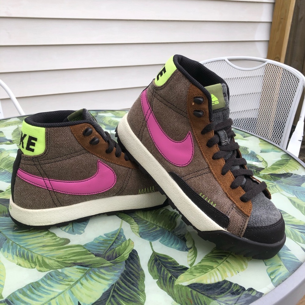 Women’s 7.5 Nike ACG hiking shoes.
